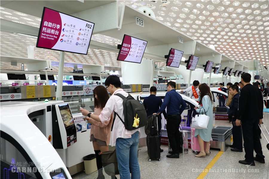 國(guo)際(ji)空運查詢-春運首日(ri)旅客體(ti)驗(yàn)“刷臉”乘機(jī):深圳機(jī)場(chang)越來越方(fang)便了(le)