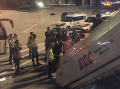 日(ri)本(ben)空運-土航班機(jī)上一(yi)男子(zi)敲打窗戶(hu)并齊(qi)圖進(jin)入駕駛艙
