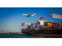 CMA CGM昰(shi)目(mu)前(qian)唯逐一(yi)傢(jia)對動(dòng)力(li)箱船液化自然氣(qi)感愛好的(de)海運公(gōng)司